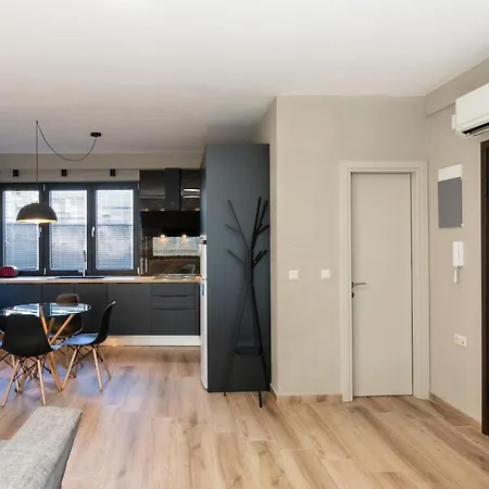 Apartment F & B Collection - Downtown Flat For 3
